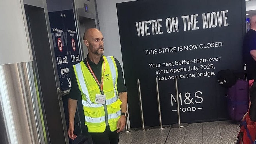 ব্রিস্টল বিমানবন্দরে যাত্রীসেবা কর্মী হিসেবে কাজ করছেন লুক উইলিয়ামস