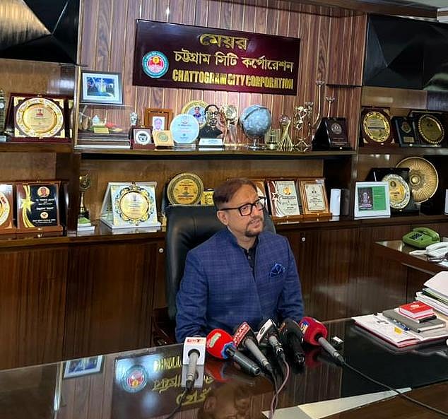 ডেঙ্গু ও চিকুনগুনিয়া রোগ প্রতিরোধে প্রস্তুতি সভা শেষে সাংবাদিকদের ব্রিফ করছেন চট্টগ্রাম সিটি করপোরেশনের মেয়র শাহাদাত হোসেন। আজ রোববার বেলা আড়াইটার দিকে সিটি করপোরেশনের অস্থায়ী প্রধান কার্যালয়ের মেয়রের দপ্তরে