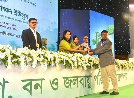 পরিবেশ উপদেষ্টা সৈয়দা রিজওয়ানা হাসানের কাছ থেকে পরিবেশ পদক গ্রহণ করেন স্নোটেক্স আউটারওয়্যার লিমিটেডের ডিরেক্টর (অপারেশন) মো. তোফাজ্জল হোসেন