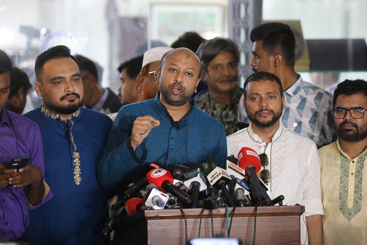 জাতীয় ঐকমত্য কমিশনের সঙ্গে রাজনৈতিক দলগুলোর আলোচনার বিরতিতে এবি পার্টির সাধারণ সম্পাদক আসাদুজ্জামান ফুয়াদ সাংবাদিকদের সঙ্গে কথা বলেন