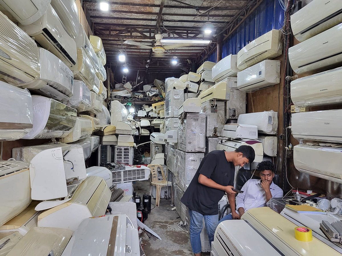 রাজধানীর বারিধারা এলাকার জে ব্লকের ২০ নম্বর রোডের মায়ের দোয়া এন্টারপ্রাইজের বিক্রেতারা বসে আছেন ক্রেতার অপেক্ষায়