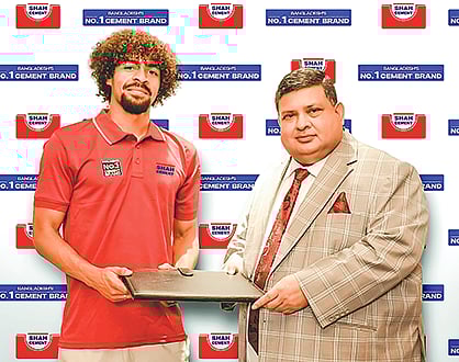 হামজা (বাঁয়ে) শাহ্‌ সিমেন্টের দূত হলেন