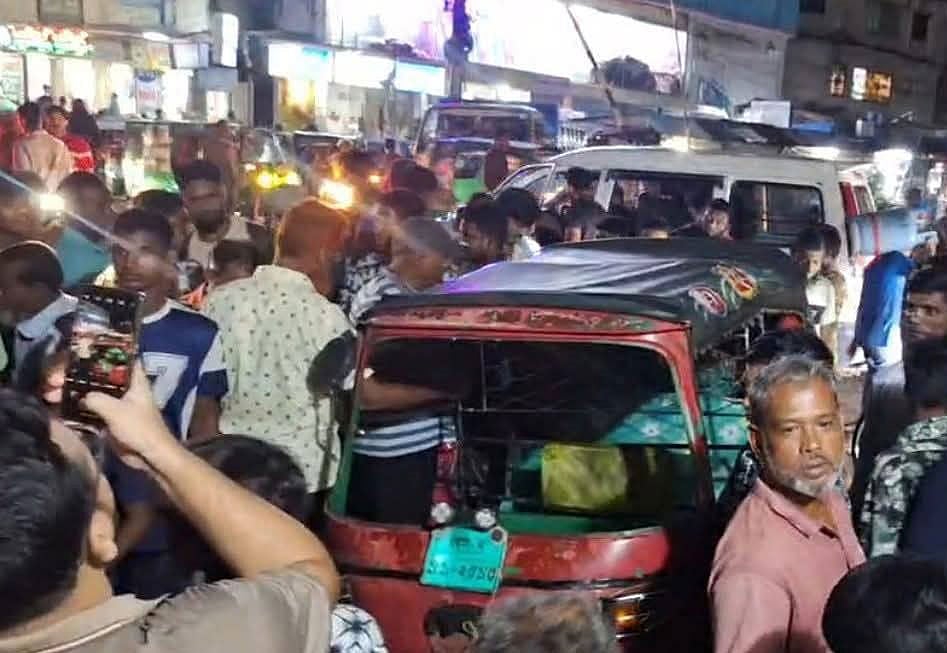 ফেনীতে দুর্ঘটনার শিকার অটোরিকশা। গতকাল রাতে শহরের গোডাউন কায়ার্টার এলাকার রেল ক্রসিংয়ে