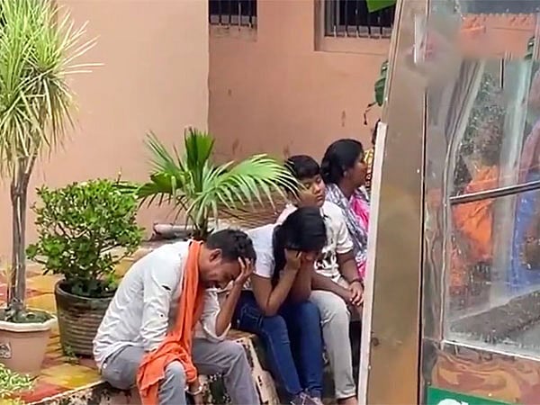 ভারতের ওডিশার পুরীতে রথযাত্রায় পদদলিত হয়ে নিহত ব্যক্তিদের স্বজনদের আহাজারি