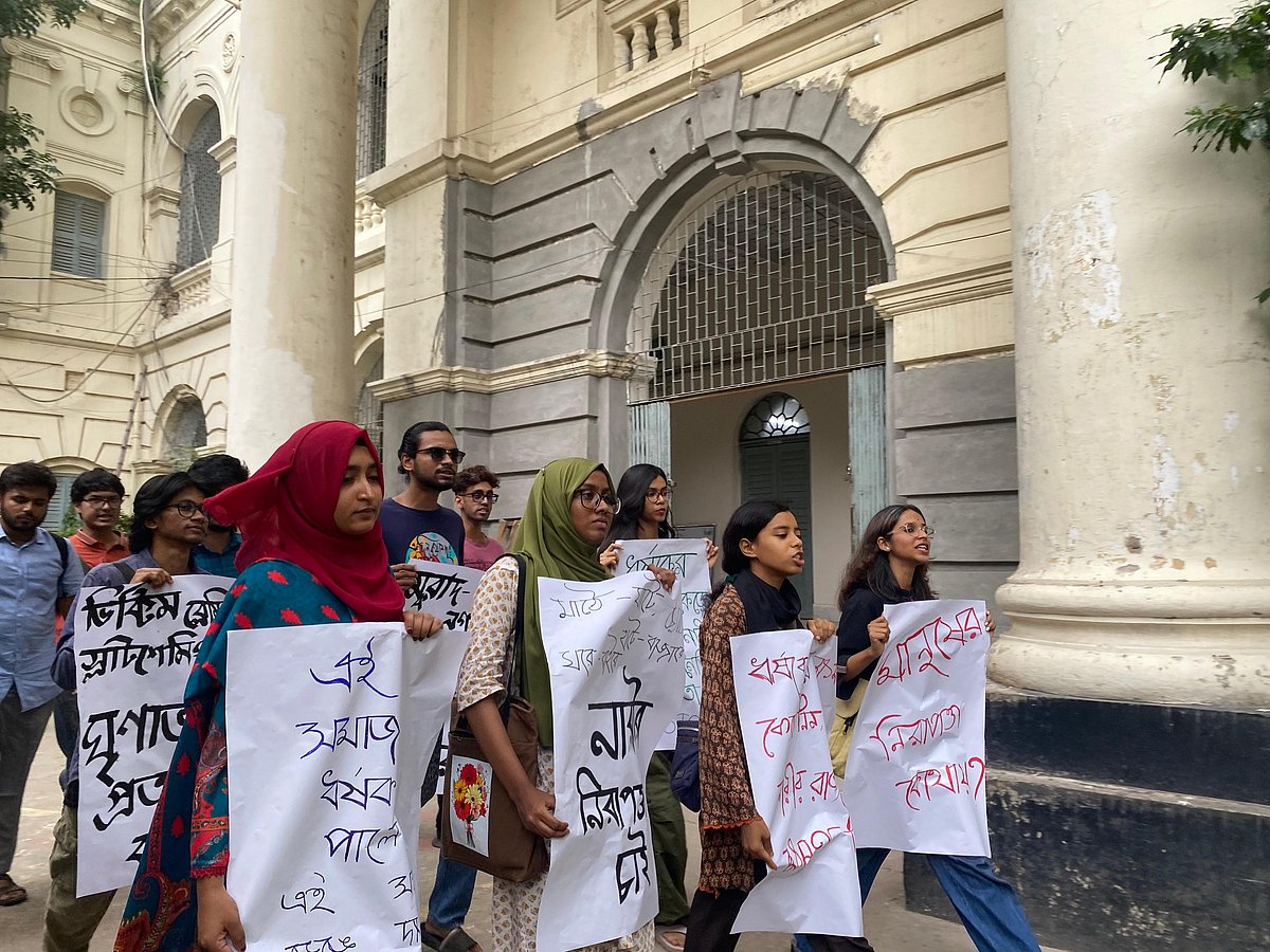 কুমিল্লায় ধর্ষণের ঘটনায় জগন্নাথ বিশ্ববিদ্যালয়ের শিক্ষার্থীদের প্রতিবাদ মিছিল। ২৯ জুন, ২০২৫