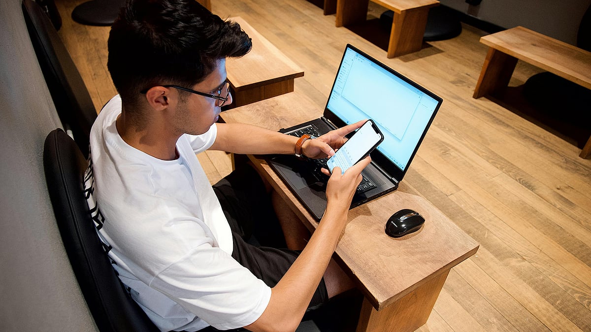 বেশ কিছু কৌশল অবলম্বন করে কম্পিউটার, ল্যাপটপ ও স্মার্টফোনের গতি বাড়ানো যায়