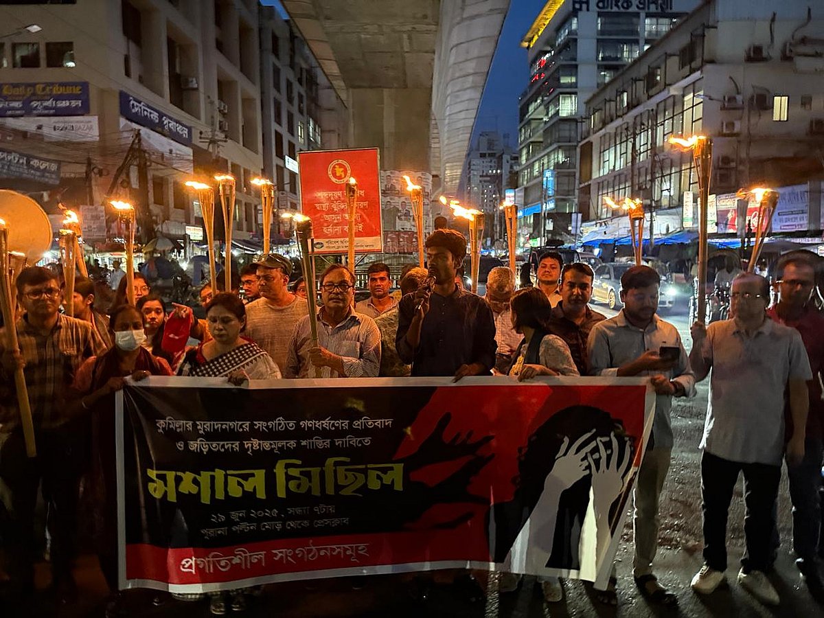 কুমিল্লার মুরাদনগরে ধর্ষণের ঘটনার প্রতিবাদে ঢাকা বিশ্ববিদ্যালয়ে গণতান্ত্রিক ছাত্র জোটের মশালমিছিল। ২৯ জুন ২০২৫