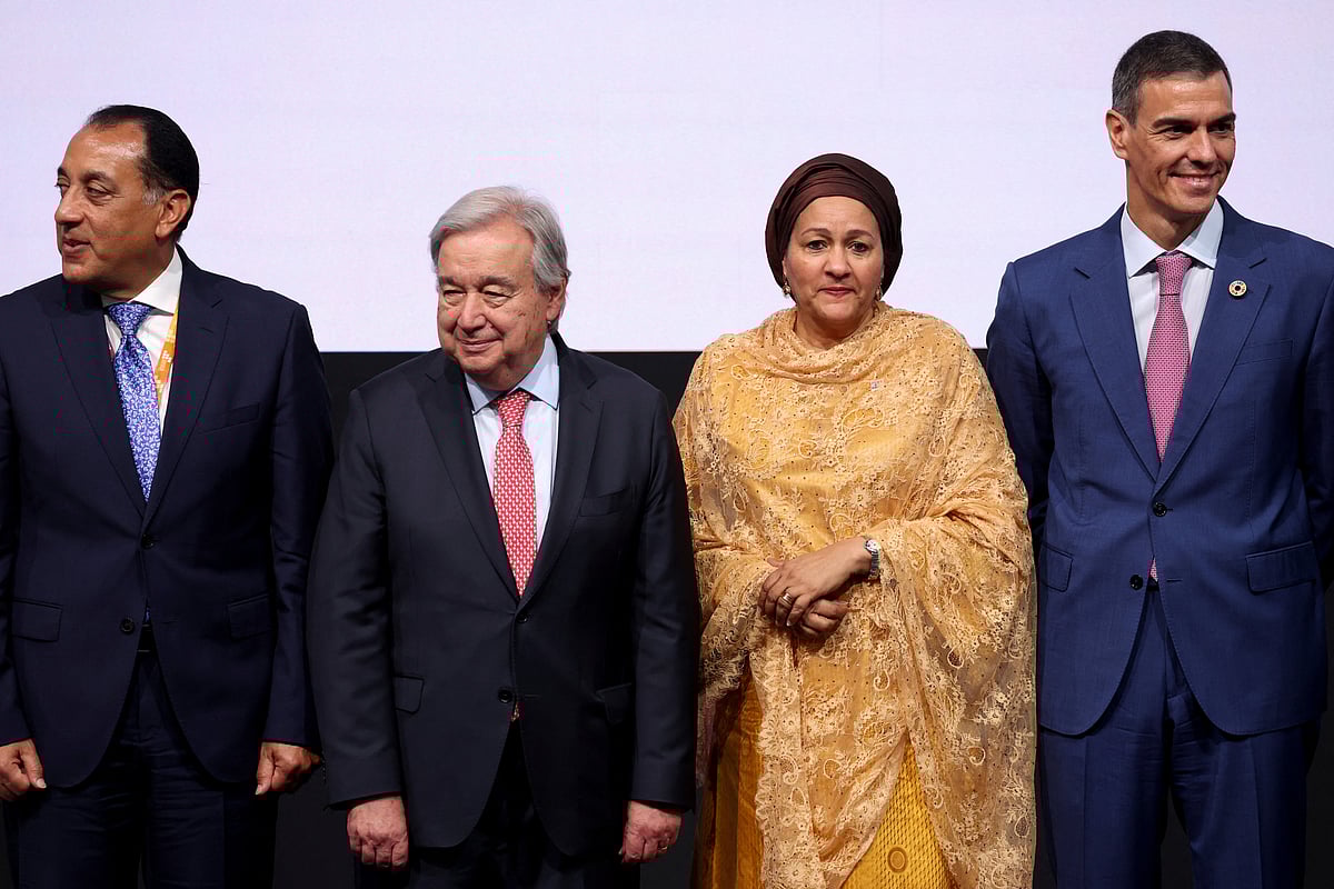 চতুর্থ আন্তর্জাতিক উন্নয়ন তহবিল সম্মেলনে ‘সেভিয়া প্ল্যাটফর্ম ফর অ্যাকশন’-এর উদ্বোধনী অনুষ্ঠানে স্পেনের প্রধানমন্ত্রী পেদ্রো সানচেজ (সর্বডানে), জাতিসংঘ মহাসচিব আন্তোনিও গুতেরেস ও উপমহাসচিব আমিনা জে মোহাম্মদ (সর্ববাঁয়ে)। সেভিয়া, স্পেন, ৩০ জুন ২০২৫