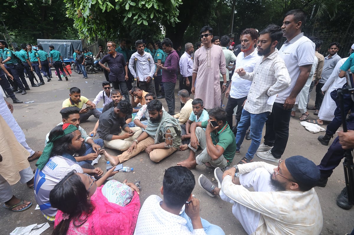 ৩০ কার্যদিবসের মধ্যে ‘জুলাই ঘোষণাপত্র’ না পাওয়ায় আন্দোলনে আহতদের অবস্থান কর্মসূচি। প্রধান উপদেষ্টার সরকারি বাসভবন যমুনার সামনে, ৩০ জুন ২০২৫