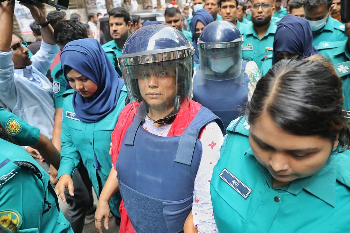 সাবিনা আক্তার তুহিন (সামনে) ও মমতাজ বেগমকে (পেছনে) আজ সোমবার রিমান্ডে পেয়েছে পুলিশ। সিএমএম আদালত, ঢাকা, ৩০ জুন