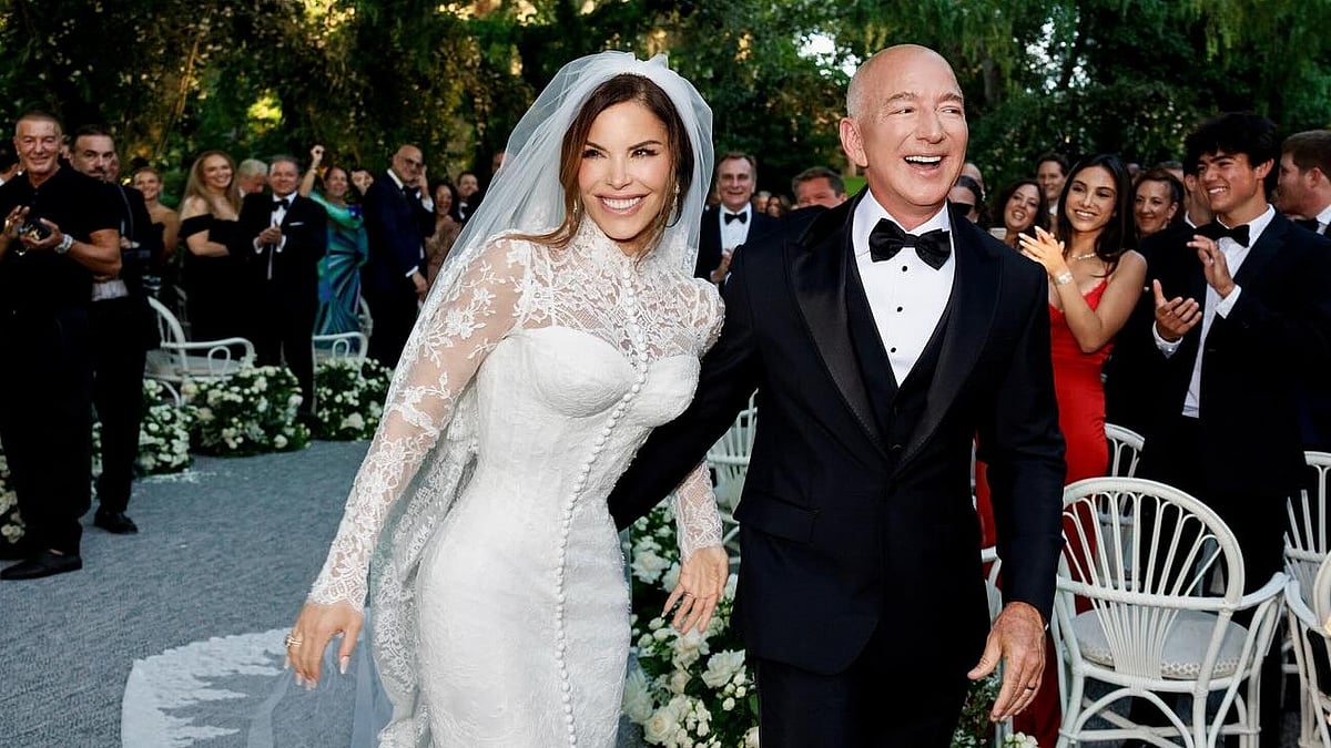 ২৮ জুন জেফ বেজোস ও লরেন সানচেজ বিয়ে করেন ইতালির ভেনিসের কানারেজিও এলাকার মধ্যযুগীয় গির্জা মাদোনা দেল অর্তোয়।