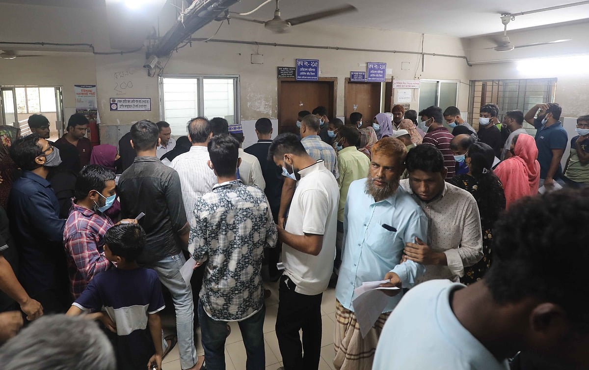 চট্টগ্রাম মেডিকেল কলেজ হাসপাতালের মেডিসিন বহির্বিভাগের সামনে রোগীদের ভিড়। গতকাল দুপুর সাড়ে ১২টায়