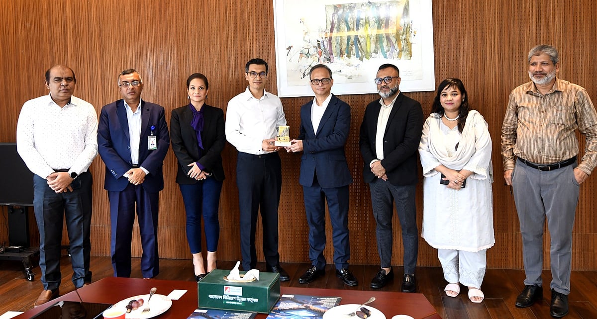 বিডার নির্বাহী চেয়ারম্যান আশিক চৌধুরীর সঙ্গে বিজিএমইএর সভাপতি মাহমুদ হাসান খানের নেতৃত্বে একটি প্রতিনিধিদল বৈঠক করেন। আজ সোমবার বিডার কার্যালয়ে