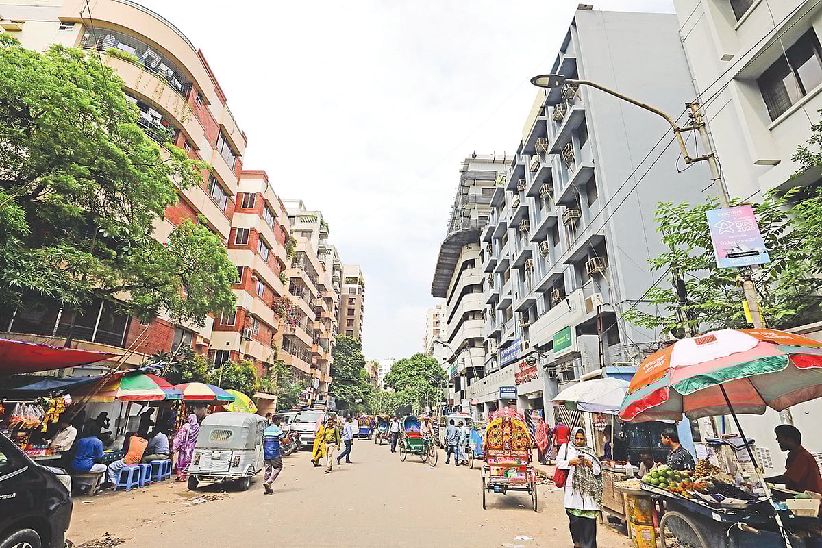 ধানমন্ডির সাতমসজিদ প্রধান সড়কসংলগ্ন প্রতিটি আবাসিক এলাকায় রয়েছে বাণিজ্যিক প্রতিষ্ঠান। বাড়িকে কেন্দ্র করে গড়ে উঠেছে হাসপাতাল, বিদ্যালয়, খাবারের দোকান