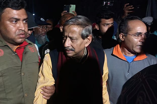 গত ৩০ জানুয়ারি সাবেক মন্ত্রী নুরুজ্জামান আহমেদ রংপুর নগরের সেন্ট্রাল সড়ক এলাকায় গ্রেপ্তার হন