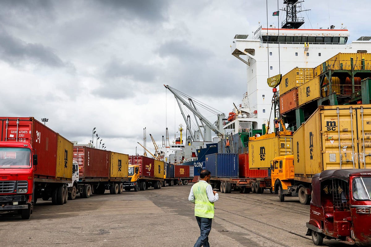 চট্টগ্রাম কাস্টম হাউসে রোববার সন্ধ্যার পর শুরু হয়েছে আমদানি-রপ্তানি কার্যক্রম। ফলে ওই রাতেই সচল হতে শুরু করে বন্দরের কার্যক্রম। গতকাল সকাল থেকে পুরোদমে চলেছে জাহাজে পণ্য ওঠানামার কাজ। আজ বেলা একটায় চট্টগ্রাম বন্দরে
