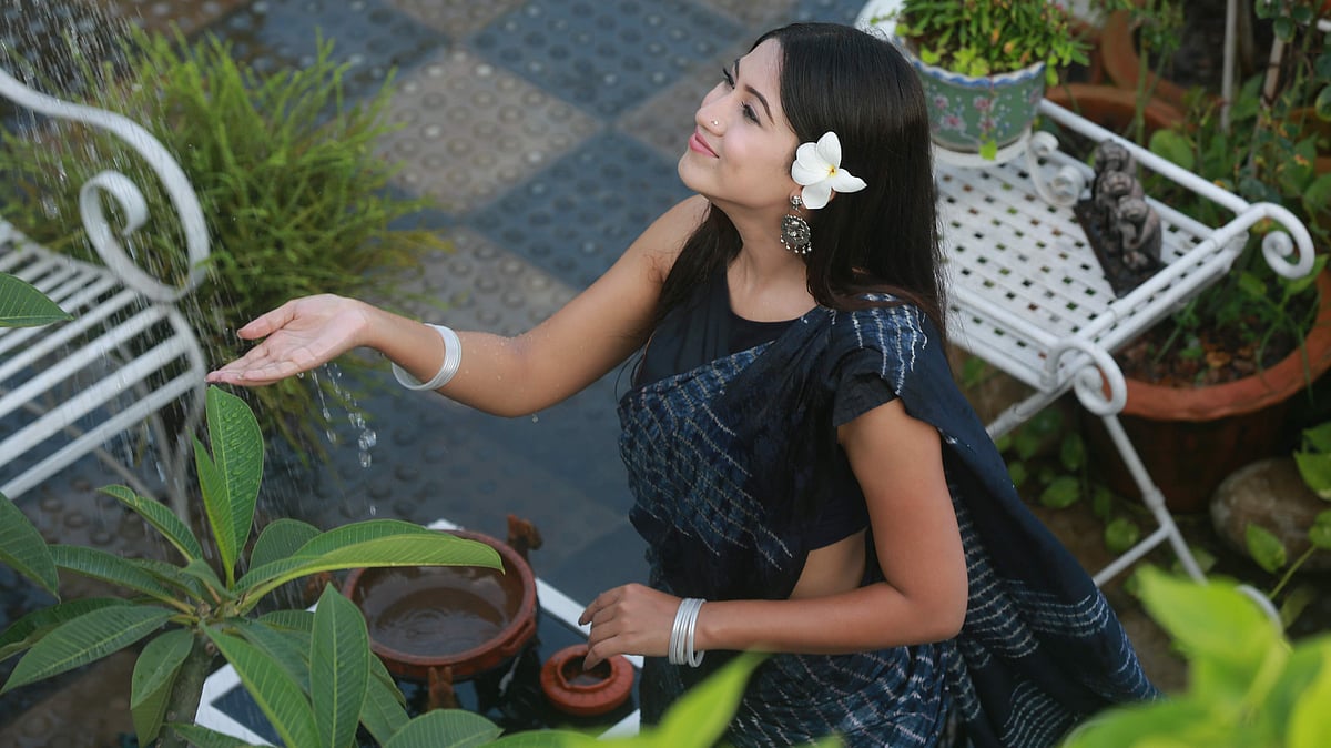 বর্ষাকালে ভারী বেজ বা মেকআপ এড়িয়ে যাওয়াই ভালো