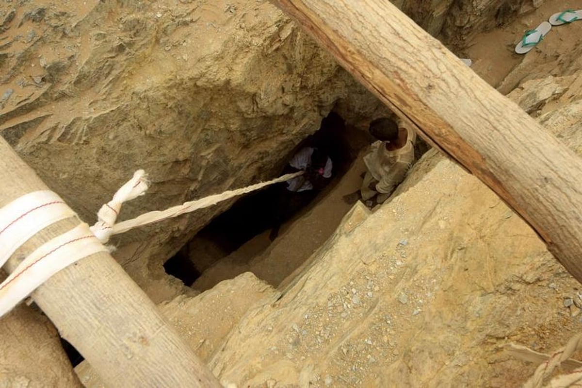 আল-ইবেদিয়ায় সোনার খনিতে কাজ করছেন খনিশ্রমিক। সুদান, ২০১৩