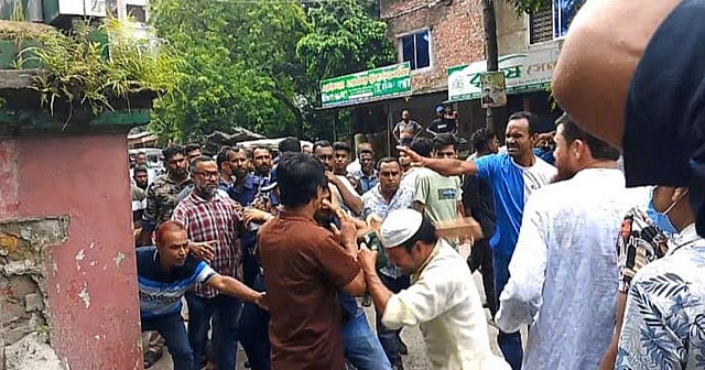 প্রেসক্লাবের নেতৃত্ব নিয়ে একপক্ষের বিরুদ্ধে আরেকপক্ষের হামলার অভিযোগ। সোমবার দুপুরে সাতক্ষীরা প্রেসক্লাবের সামনে