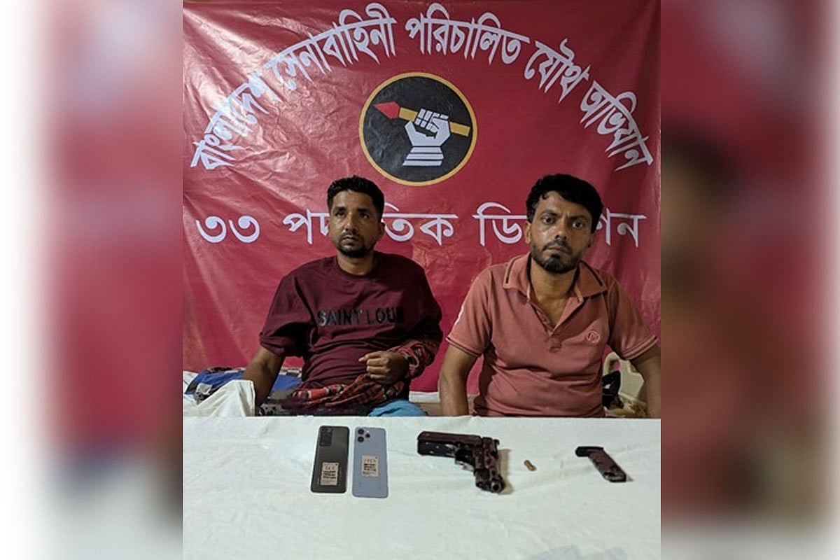 ফেনীতে অস্ত্রসহ যৌথবাহিনীর হাতে গ্রেপ্তার ছাত্রদলের দুই নেতা