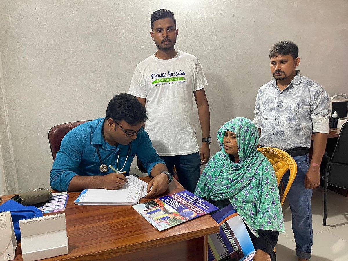 সাতক্ষীরা জেলা শহর থেকে ১৬ কিলোমিটার দূরে বুধহাটার করিম সুপার মার্কেটের ডায়াবেটিস অ্যান্ড জেনারেল হাসপাতালে বিনা মূল্যে মেডিকেল ক্যাম্পের আয়োজন করে এসকেএফ ফার্মাসিউটিক্যালস লিমিটেড। আজ সোমবার সকাল সাড়ে ৯টার দিকে