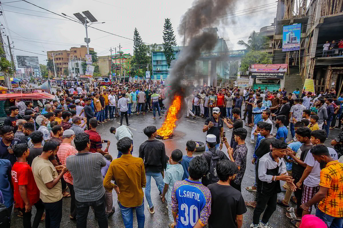 কেএমপির সদর দপ্তরের সামনে সড়কে অবস্থান নিয়ে বিক্ষোভ করছেন আন্দোলনকারীরা। আজ সোমবার বিকেলে