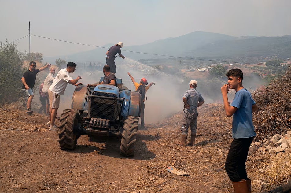 দাবানলে জ্বলছে তুরস্কের একটি গ্রাম। প্রাণ বাঁচাতে সেখান থেকে চলে যাচ্ছে মানুষ। ইজমির প্রদেশের সেফেরিহিসারে, ৩০ জুন, ২০২৫