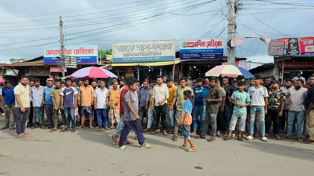 চট্টগ্রাম নগরের শাহ আমানত সেতু মোড় এলাকায় টেম্পো শ্রমিক ইউনিয়নের নামে চাঁদা আদায়ের প্রতিবাদে বিক্ষোভ করেন চালক-শ্রমিকেরা। আজ বিকেলে