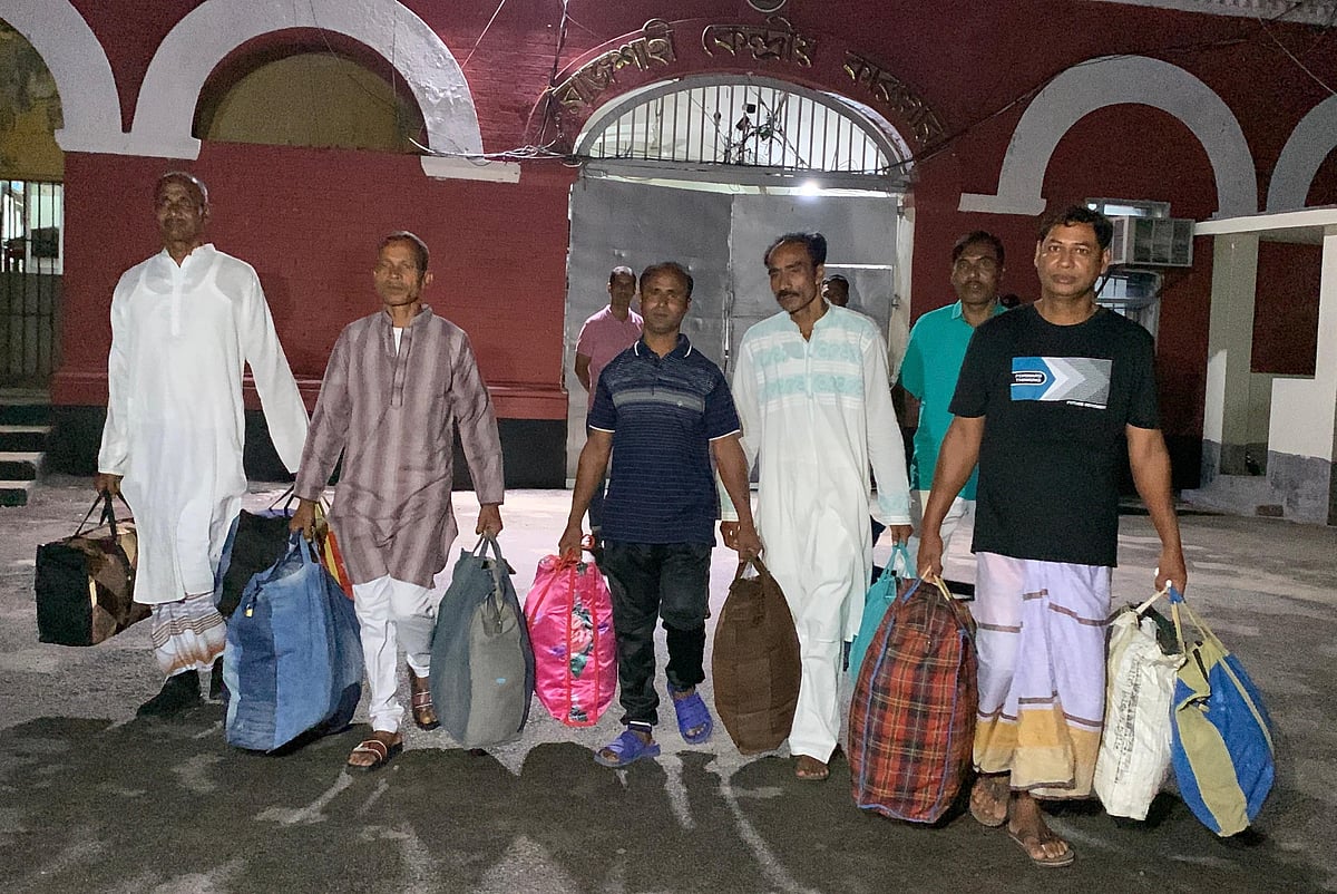 সাজা মওকুফের পর রাজশাহী কেন্দ্রীয় কারাগার থেকে বের হচ্ছেন বন্দীরা। আজ সোমবার সন্ধ্যার পর