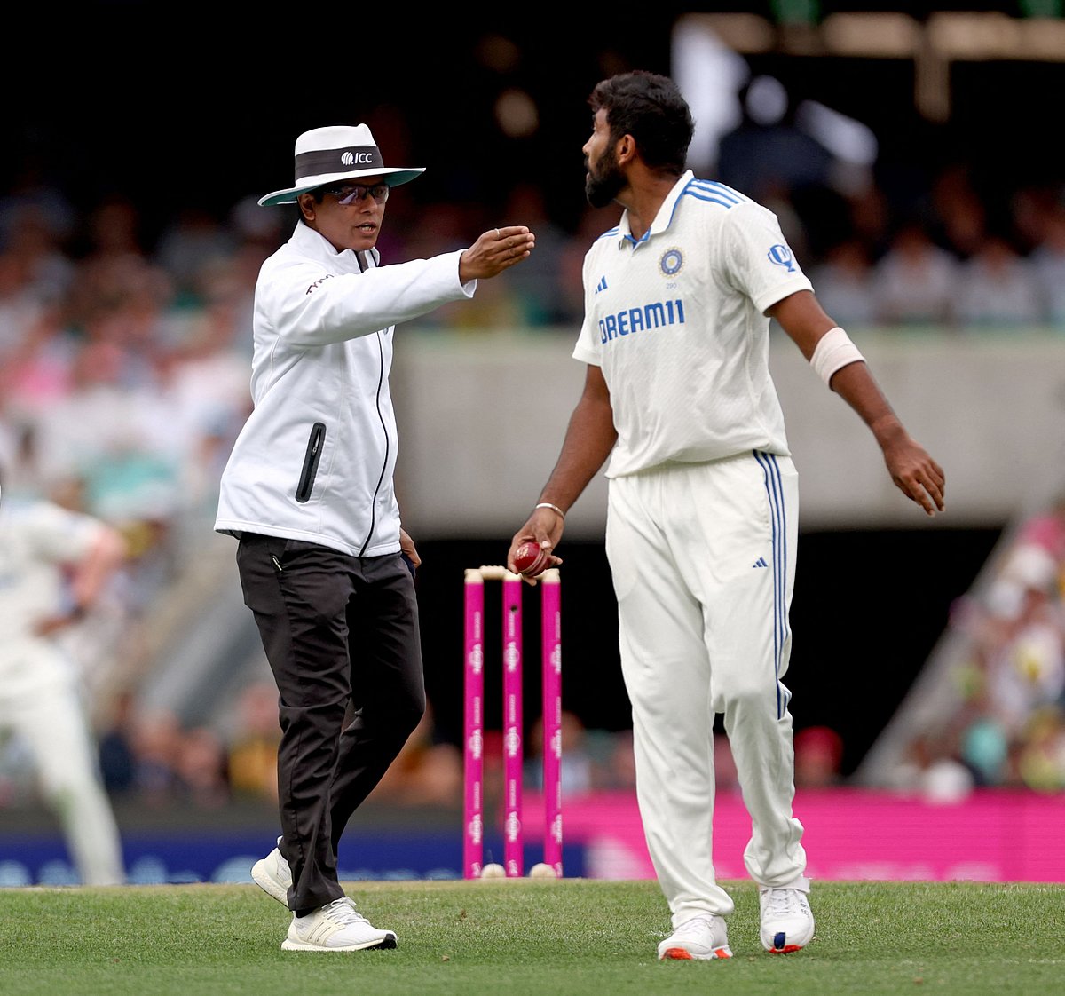 ভারতের যশপ্রীত বুমরাকে শান্ত করার চেষ্টায় বাংলাদেশের আম্পায়ার শরফুদ্দৌলা ইবনে শহীদ। গত জানুয়ারিতে বোর্ডার–গাভাস্কার ট্রফির ম্যাচে