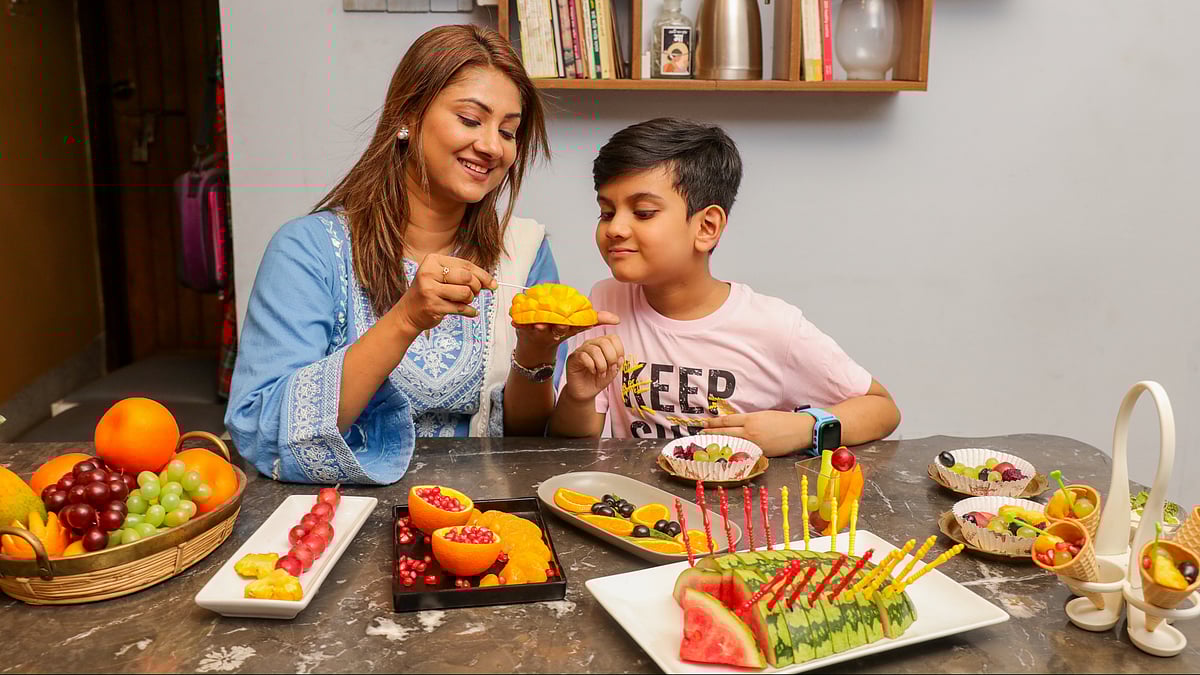 শিশুকে আদর, খেলা ও কথাবার্তার মাধ্যমে সময় দিতে হবে