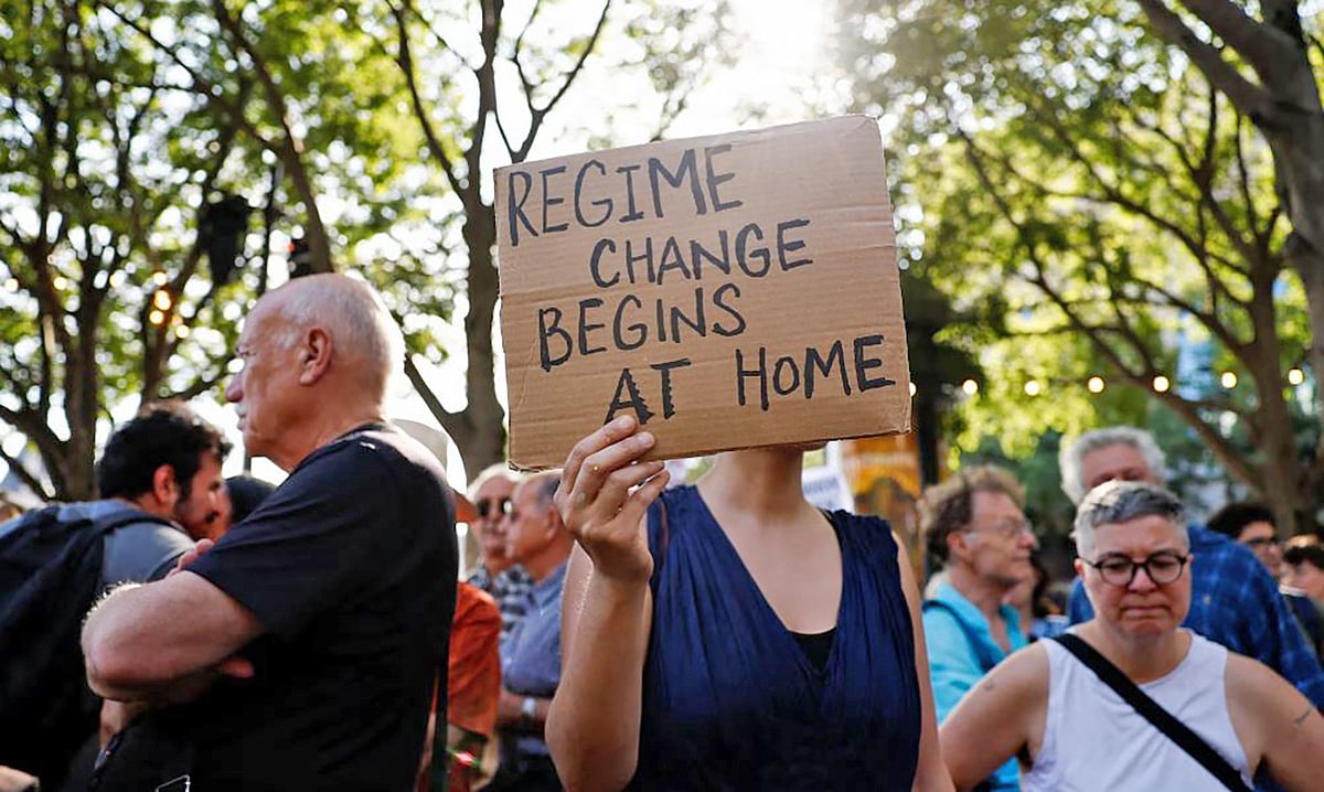 ইরানে যুক্তরাষ্ট্রের বিমান হামলার প্রতিবাদে মার্কিনদের বিক্ষোভ