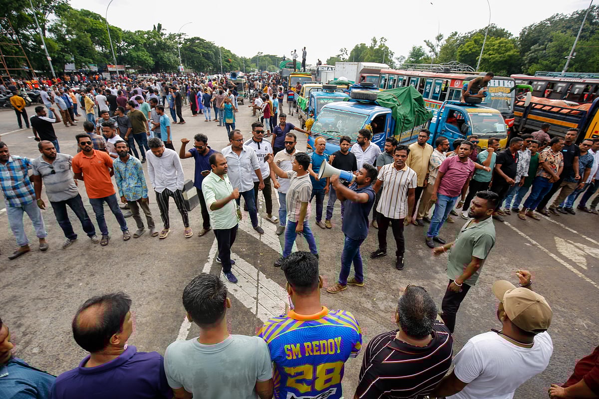 কেএমপি কমিশনারের পদত্যাগের দাবিতে অবরোধ কর্মসূচি। আজ বিকেলে খুলনার খানজাহান আলী সেতুর টোলপ্লাজায়