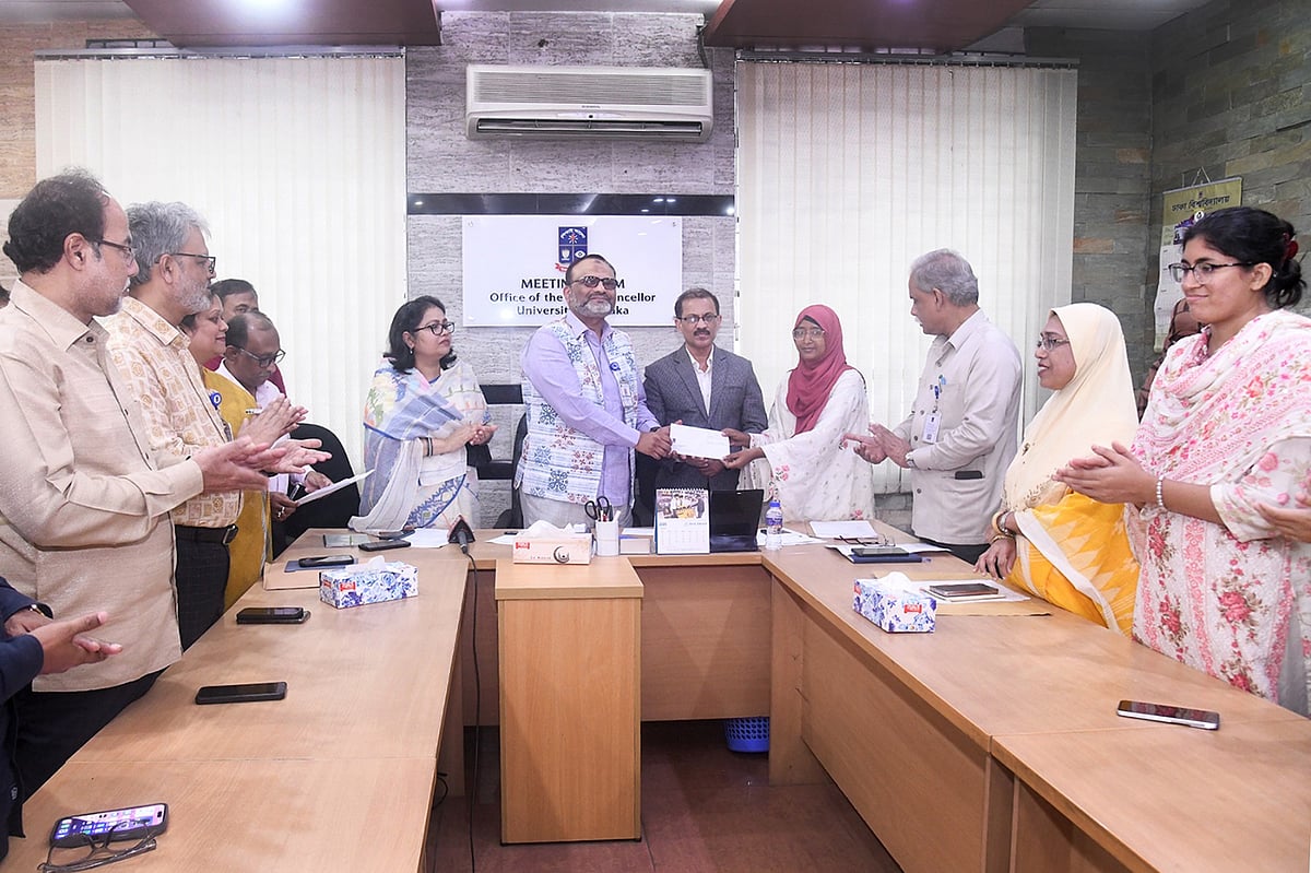 উপাচার্যের সভাকক্ষে প্রতীকীভাবে বিভিন্ন হলের ১০ জন ছাত্রীকে এই সহায়তার টাকা হস্তান্তর করা হয়