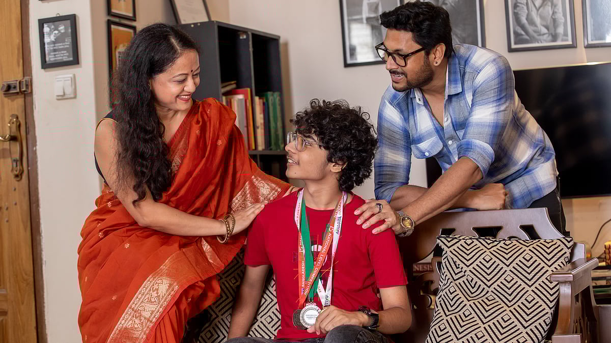 সন্তানকে সব জায়গায় সেরা দেখতে চান পিকক প্যারেন্টস