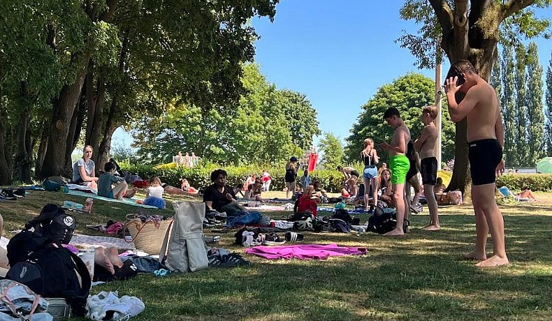 জার্মানির হ্যানভার শহরে প্রচণ্ড গরমে একটি জলাশয়ের ধারে মানুষের ভিড়