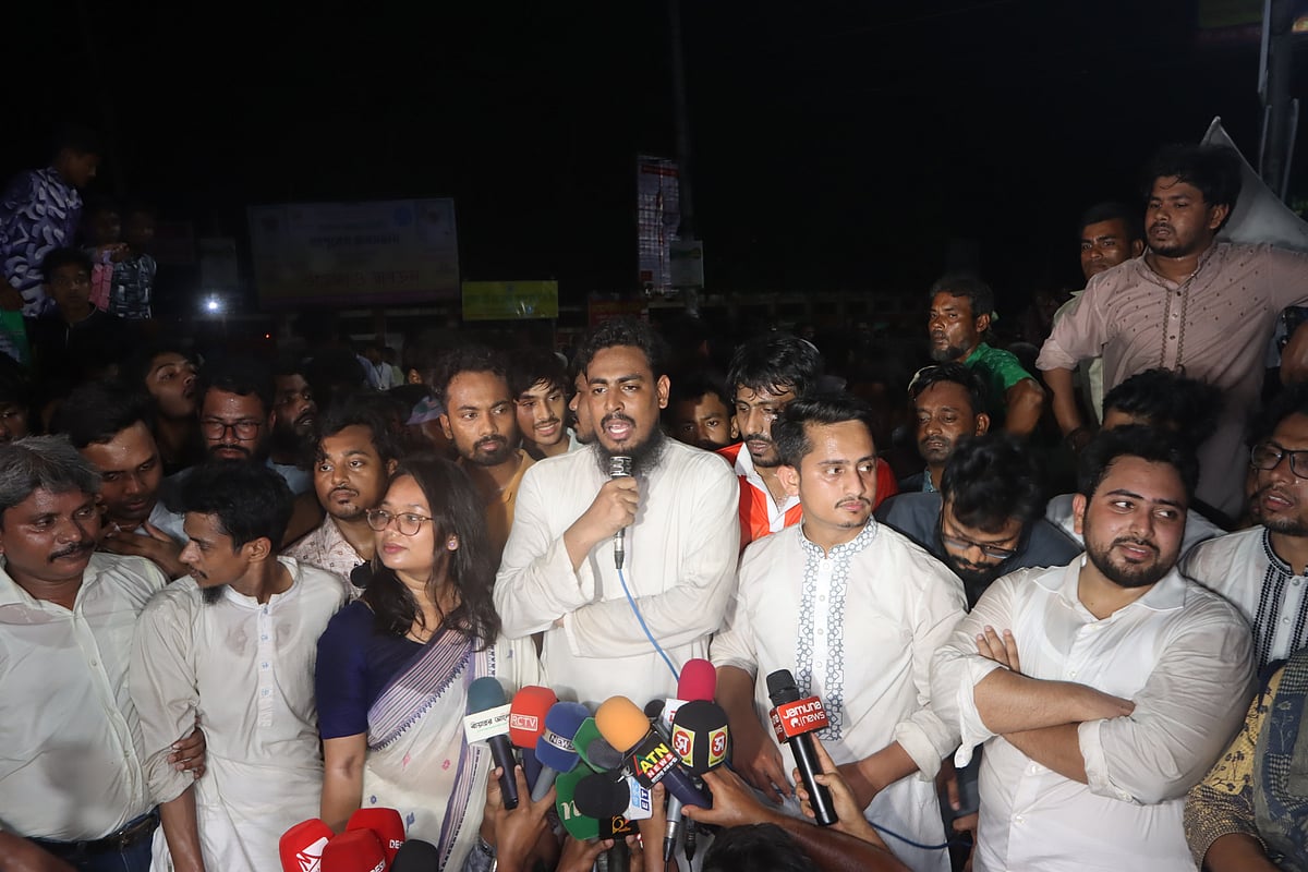 পদযাত্রা শেষে বক্তব্য দিচ্ছেন এনসিপির সদস্যসচিব আখতার হোসেন। আজ মঙ্গলবার রাতে রংপুর নগরের জিলা স্কুল মোড়ে