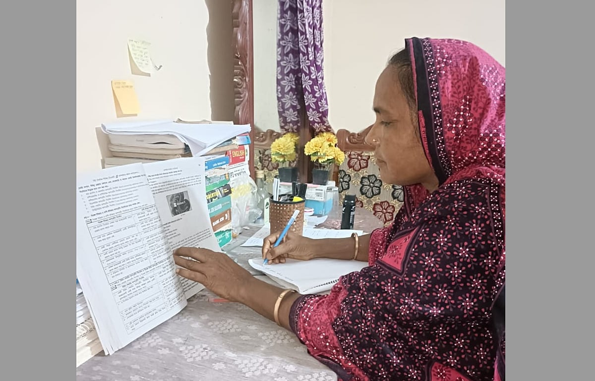সালেহা খাতুন বাড়িতে বসে পরীক্ষার প্রস্তুতি নিচ্ছেন। গতকাল সোমবার রাতে রাজশাহীর বাগমারা উপজেলার তক্তপাড়া গ্রামে