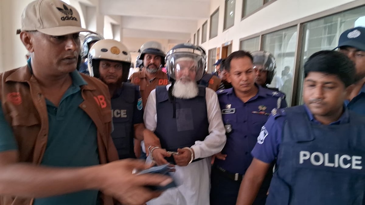 পুলিশ পাহাড়ায় মুন্সিগঞ্জ আদালতে আনা হয় সাবেক সংসদ সদস্য মোহাম্মদ ফয়সালকে। আজ মঙ্গলবার