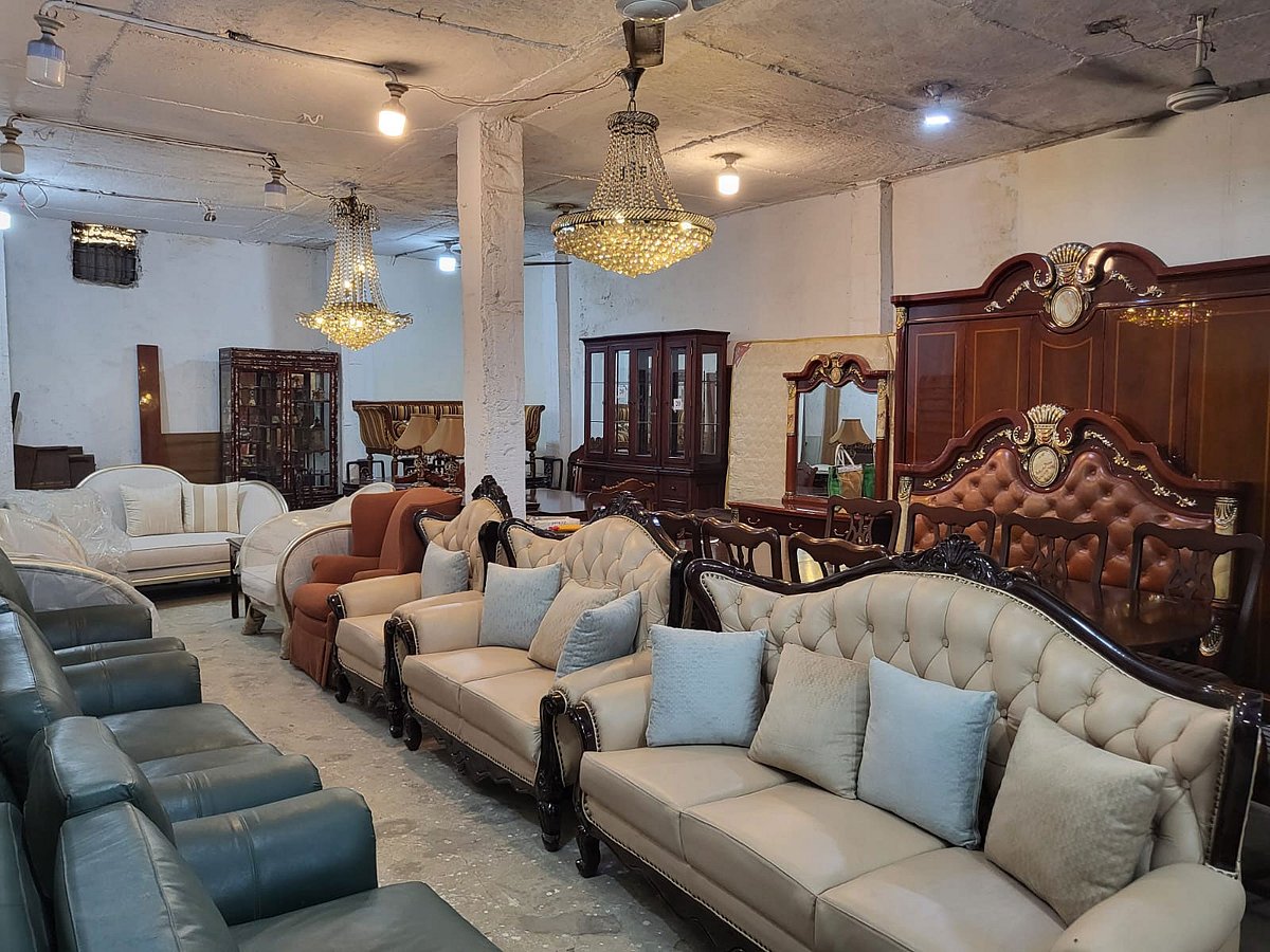 রাজধানীর বারিধারার জে ব্লকের বিসমিল্লাহ মার্কেটের আসবাবের দোকানে বিক্রির জন্য সাজিয়ে রাখা পুরোনো আসবাব