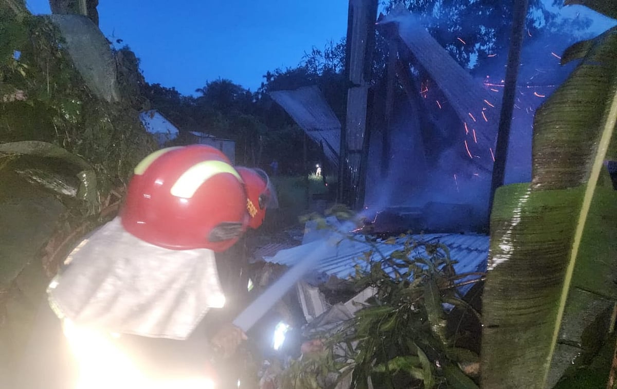 বসতঘরটির আগুন নিয়ন্ত্রণে কাজ করেন স্থানীয় ফায়ার সার্ভিসের কর্মীরা। গতকাল সন্ধ্যায় চাঁদপুরের মতলব উত্তর উপজেলার বারোআনি গ্রামে