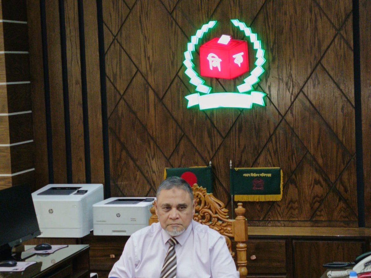 নির্বাচন ভবনে নিজ দপ্তরে সাংবাদিকদের সঙ্গে কথা বলেন প্রধান নির্বাচন কমিশনার এ এম এম নাসির উদ্দীন। ১ জুলাই