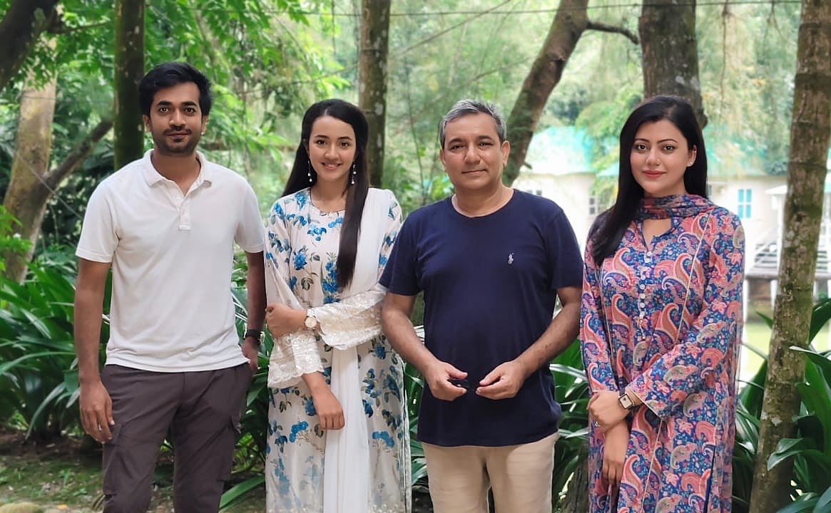 ‘ধূসর প্রজাপতি’  নাটকের শুটিংয়ের ফাঁকে (বাম থেকে) শ্যামল মাওলা, আইশা খান, তৌকীর আহমেদ ও তানজিকা আমিন