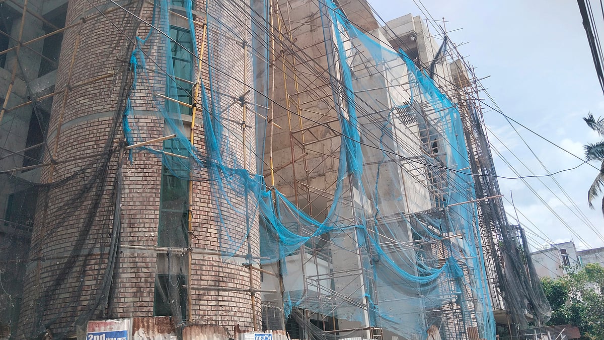 যশোরে নির্মাণাধীন ভবনের ছয় তলার বারান্দা ভেঙে নিচে পড়ে যান দুই প্রকৌশলী ও এক শ্রমিক