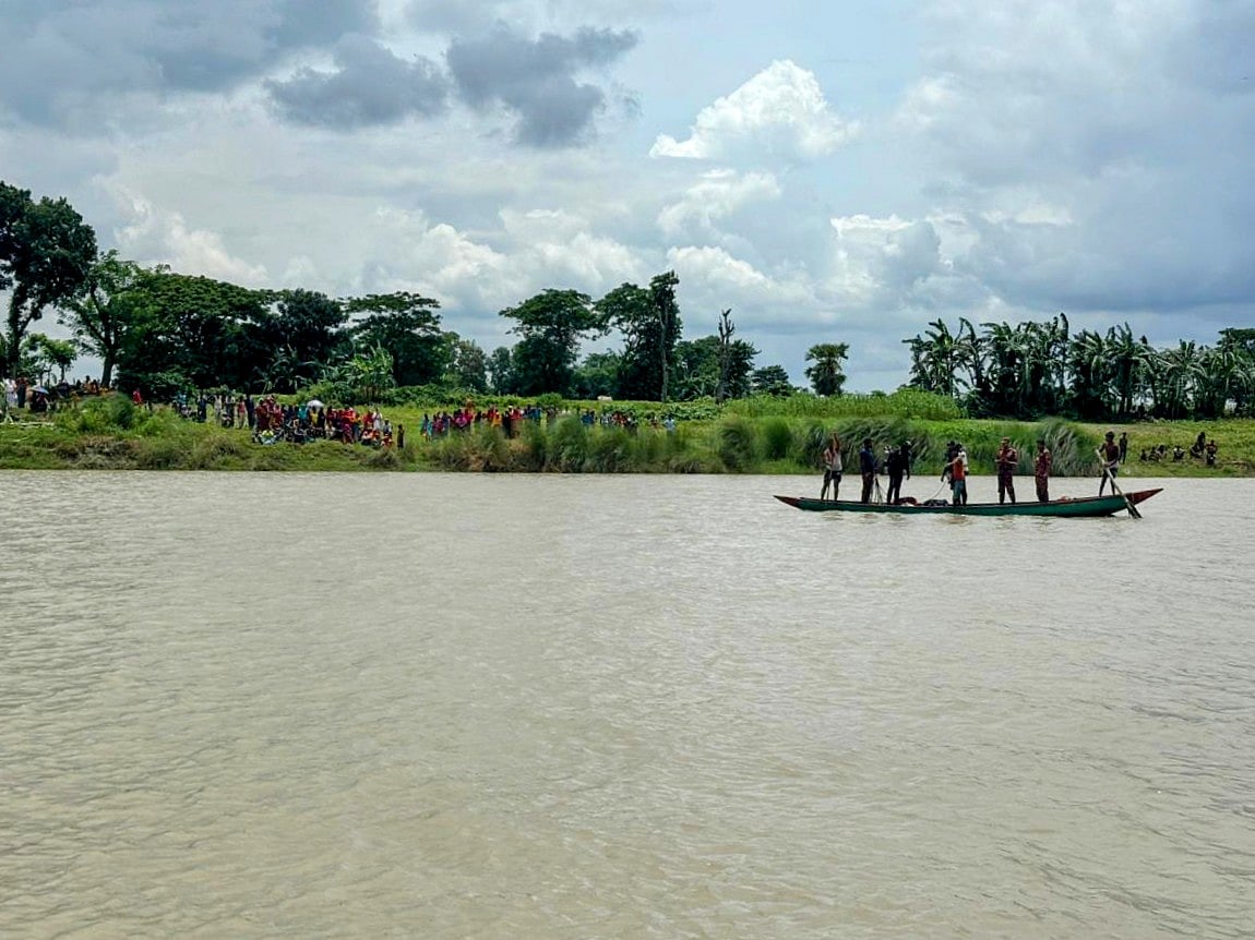 ব্রহ্মপুত্র নদে নৌকা ডুবে নিখোঁজ শিক্ষার্থীদের সন্ধানে অভিযান চালানো হয়। মঙ্গলবার সকালে গফরগাঁও ও পাকুন্দিয়া উপজেলার মধ্যবর্তী দত্তের বাজারের পাশে ব্রহ্মপুত্র নদে