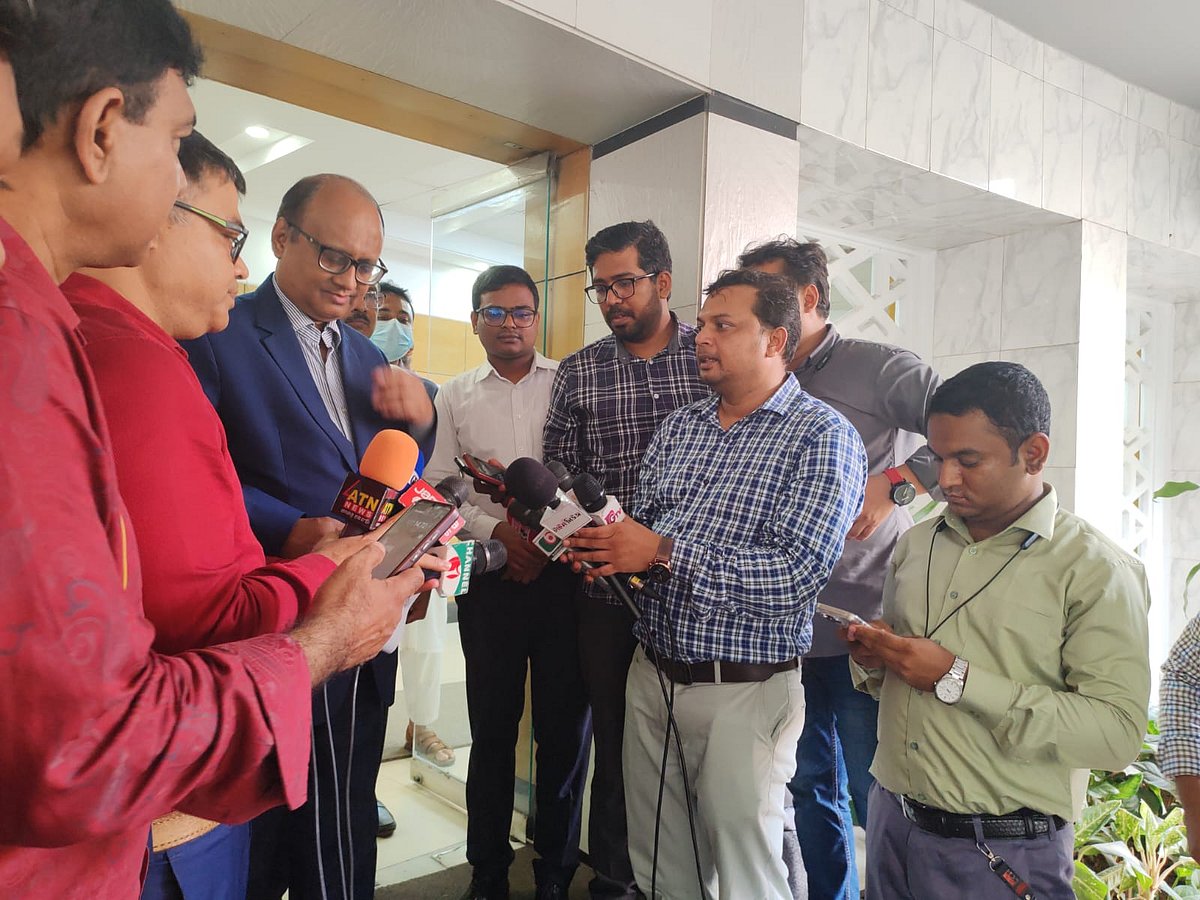 দুর্নীতি দমন কমিশনের (দুদক) চেয়ারম্যান মোহাম্মদ আবদুল মোমেন পদ্মা সেতু প্রকল্পে পরামর্শক নিয়োগ প্রক্রিয়ায় অনিয়মের অভিযোগ নতুন করে তদন্ত শুরু করার কথা জানিয়েছেন। আজ মঙ্গলবার রাজধানীর সেগুনবাগিচায় দুদকের প্রধান কার্যালয়ে