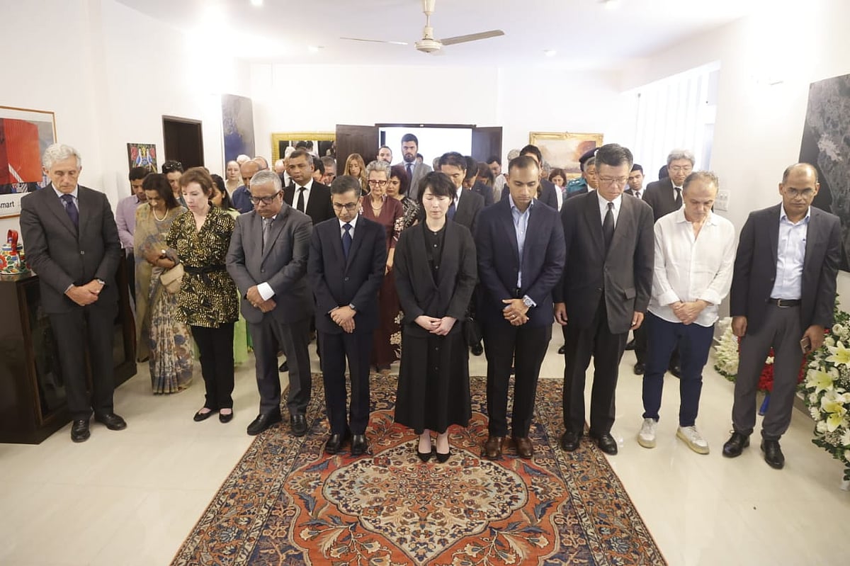 ২০১৬ সালের ১ জুলাই রাতে গুলশানের হোলি আর্টিজান বেকারিতে জঙ্গি হামলায় নিহত ব্যক্তিদের স্মরণে এক মিনিট নীরবতা পালন করা হয়। আজ মঙ্গলবার রাজধানীর গুলশানে ইতালির রাষ্ট্রদূতের বাসভবনে