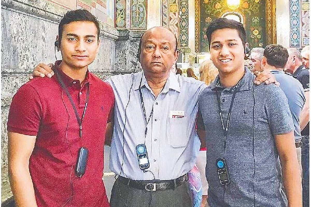 দুই নাতি যারেফ আয়াত হোসেন (বাঁয়ে) ও ফারাজ আইয়াজ হোসেনের (ডানে) সঙ্গে নানা লতিফুর রহমান। রাশিয়ায়, মে ২০১৬