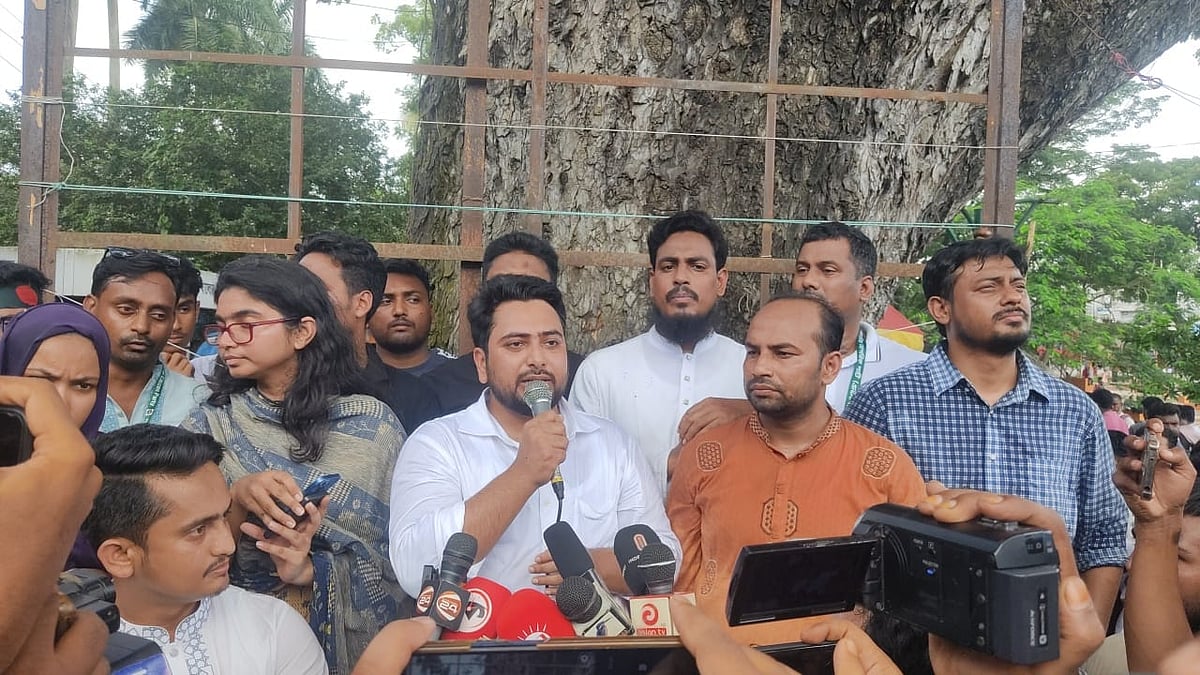 জাতীয় নাগরিক পার্টির (এনসিপি) কর্মসূচিতে নাহিদ ইসলাম। আজ মঙ্গলবার বিকেলে গাইবান্ধা শহরের পৌর শহীদ মিনার চত্বরে