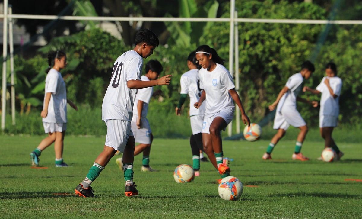 মিয়ানমায়ারের বিপক্ষে গুরুত্বপূর্ণ ম্যাচ সামনে রেখে অনুশীলনে বাংলাদেশের মেয়েরা। কাল ইয়াঙ্গুনে
